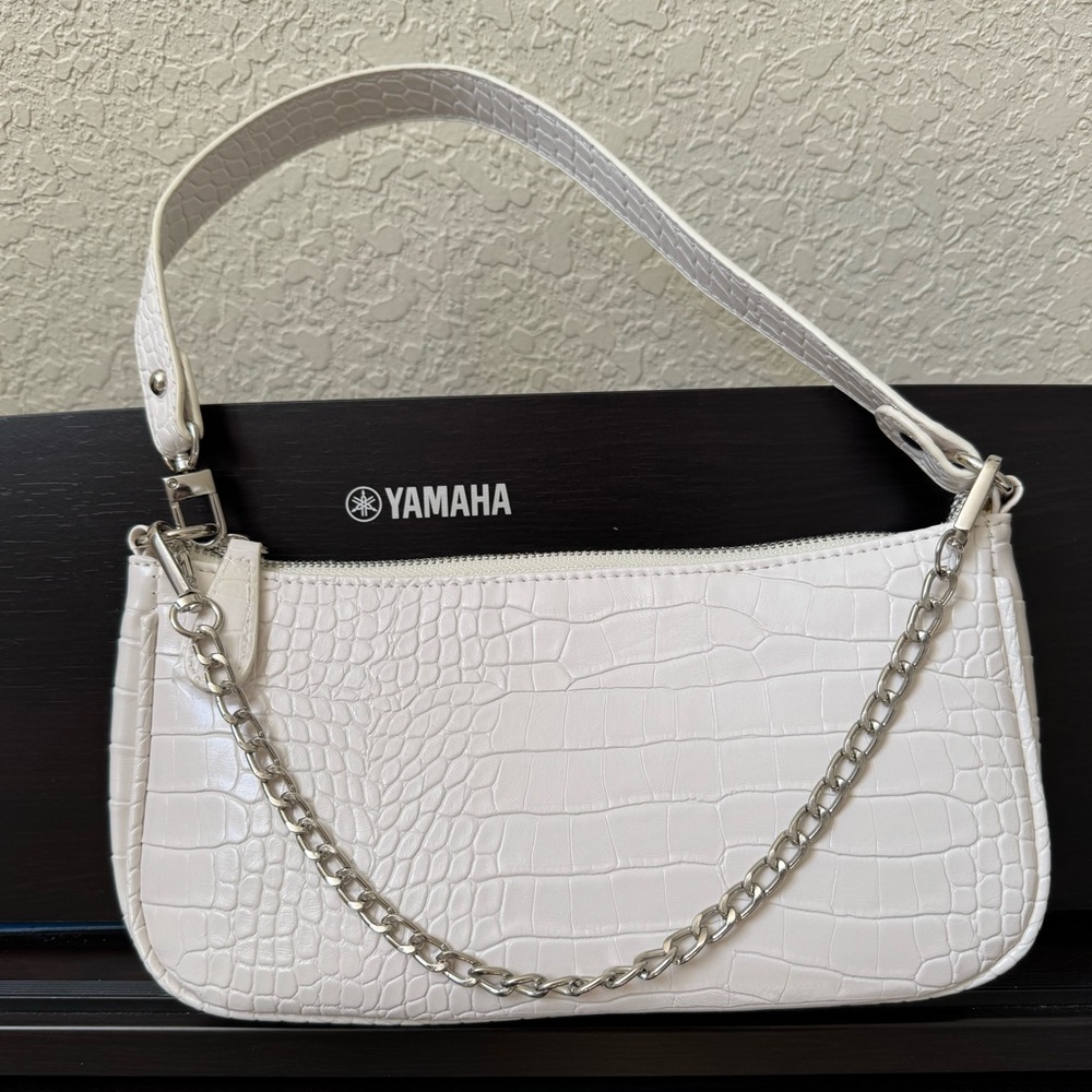 NWOT White Shoulder Bag with Chain🦋